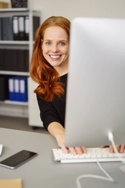 Feliz motivado jovem empresária — Fotografia de Stock