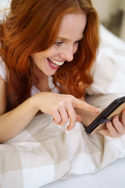 젊은 여성이 읽기 sms — 스톡 사진