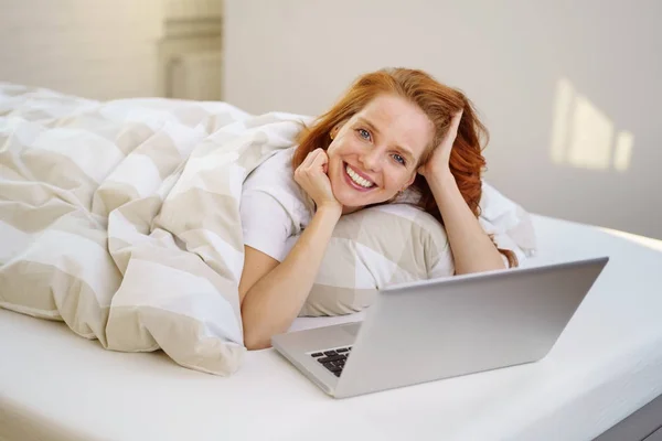 Happy confident young woman — Stock Photo, Image