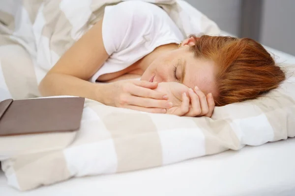 Feliz Relajado Joven Mujer — Foto de Stock