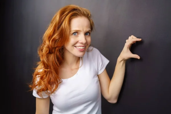 Mulher atraente fazendo gesto — Fotografia de Stock