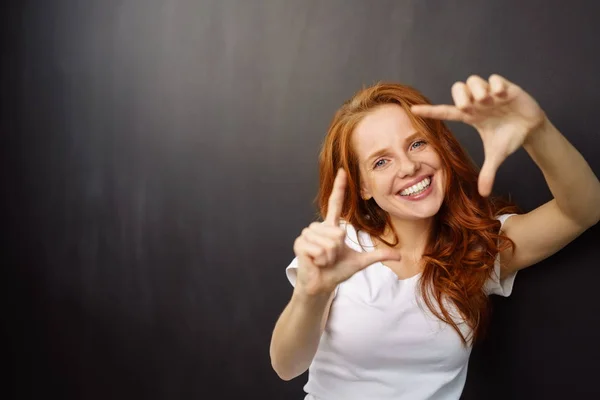 Frau macht Geste des Rahmens — Stockfoto