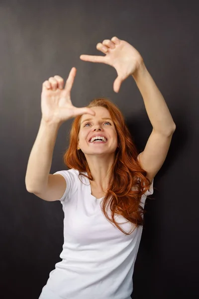 Woman making frame gesture — Stock Photo, Image