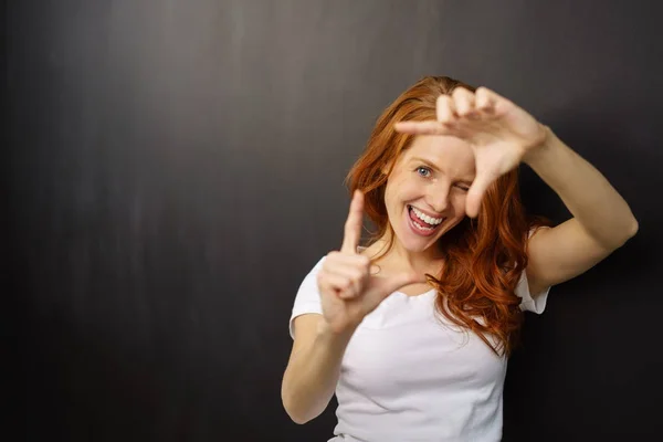 Woman making frame gesture — Stock Photo, Image