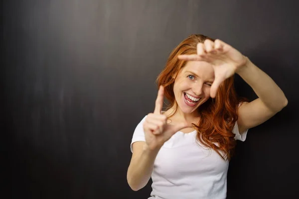 Mujer haciendo gesto de marco — Foto de Stock