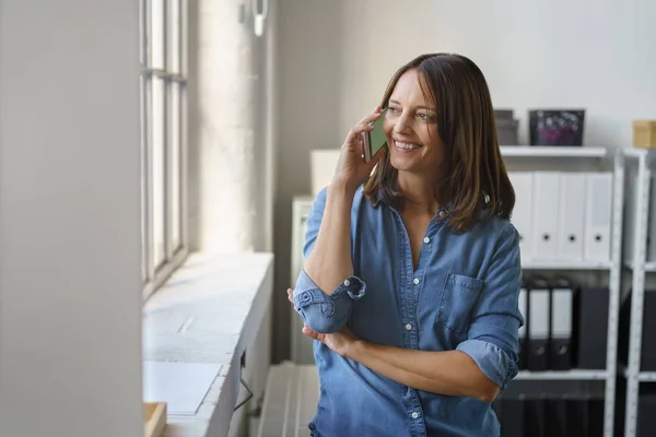 Mujer sonriente hablando en el móvil — Foto de Stock