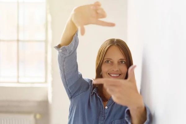 Gelukkige vrouw frame gebaar maken — Stockfoto