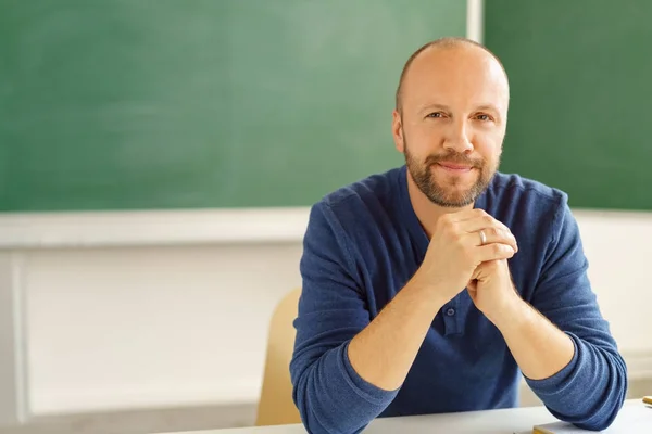 Insegnante di sesso maschile che prende domanda in classe — Foto Stock