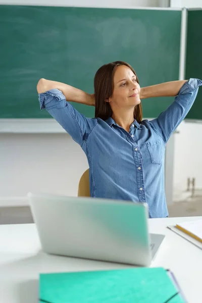 Profesora relajante — Foto de Stock