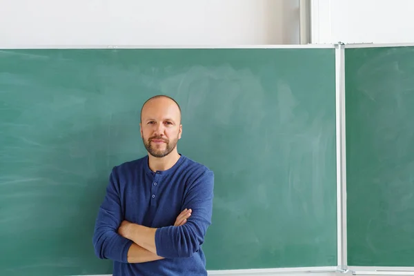 Entspannter selbstbewusster männlicher Lehrer — Stockfoto