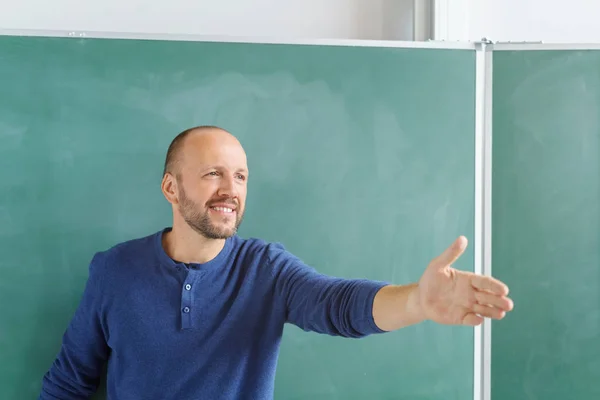 Professor do sexo masculino estendendo a mão — Fotografia de Stock