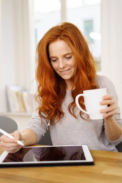 Mujer joven creativa — Foto de Stock