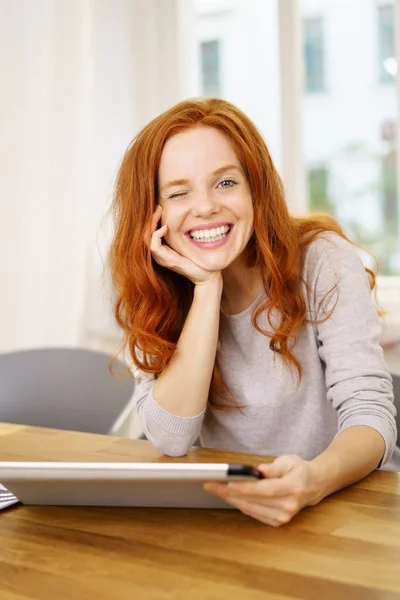 Jonge gelukkige vrouw — Stockfoto