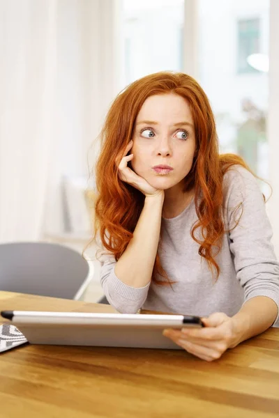 Dubieuze sceptisch jonge roodharige vrouw — Stockfoto