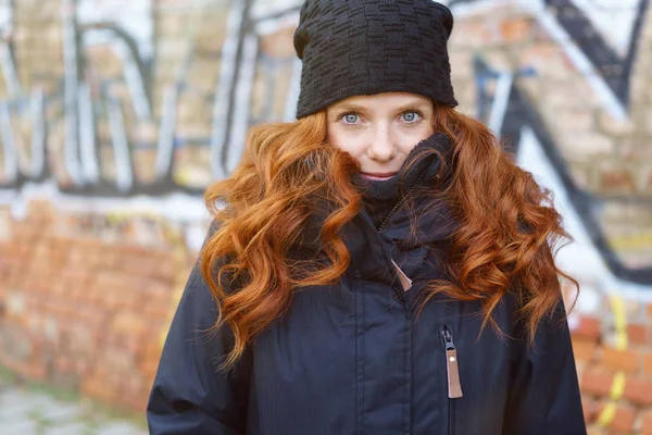 Sérieux attrayant rousse femme — Photo