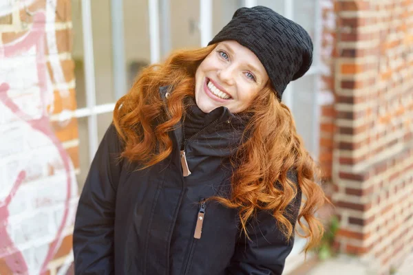 Çekici genç Kızıl saçlı kadın — Stok fotoğraf