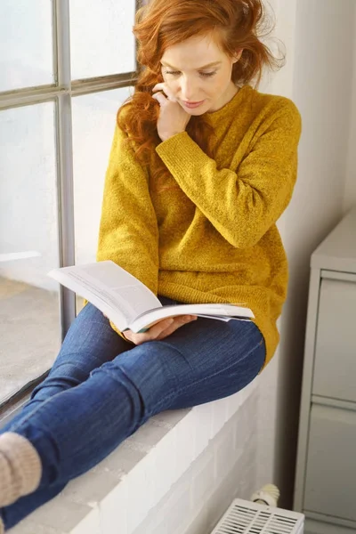 Junge Frau sitzt — Stockfoto