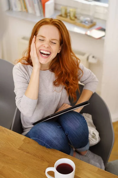 Frivole junge Rotschopf-Frau — Stockfoto