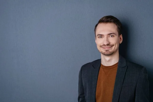 Homem atraente com sorriso radiante — Fotografia de Stock