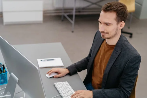 Junger lächelnder Mann — Stockfoto