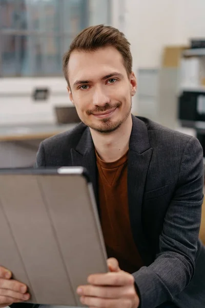 Usmívající se muž pomocí digitálního tabletu — Stock fotografie