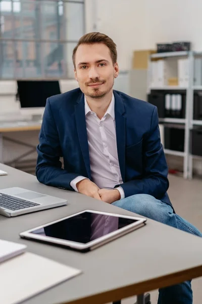 Homme d'affaires assis à table — Photo