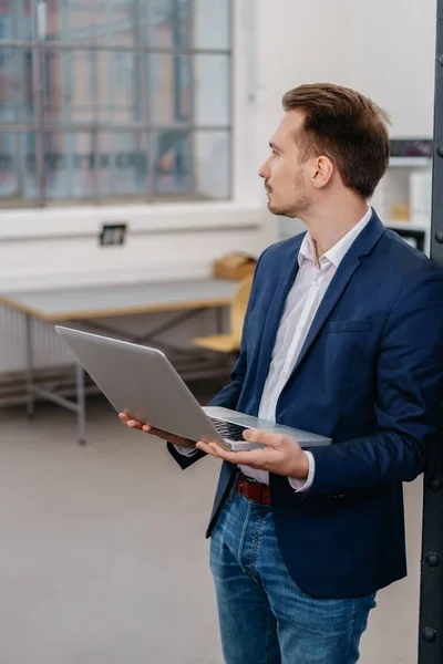 Biznesmen posiadania laptopa otwarte — Zdjęcie stockowe