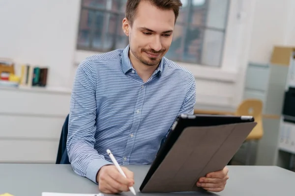 Uśmiechnięty mężczyzna patrząc cyfrowych tabletu — Zdjęcie stockowe