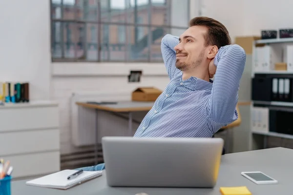 Jovem homem feliz relaxante — Fotografia de Stock