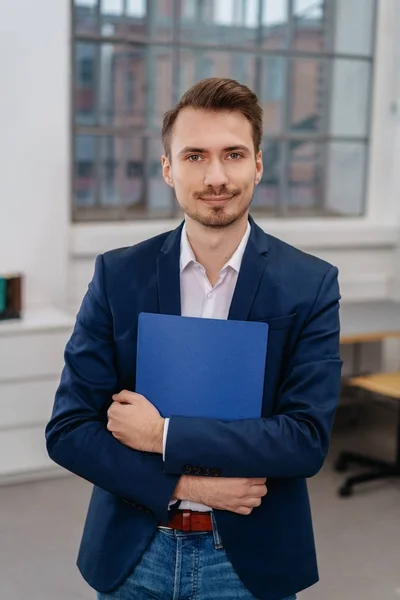 Portrét mladého usmívajícího se muže — Stock fotografie