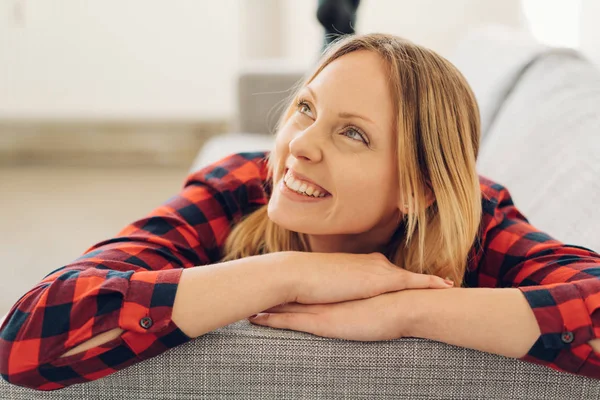 Gelukkig jong vrouw — Stockfoto