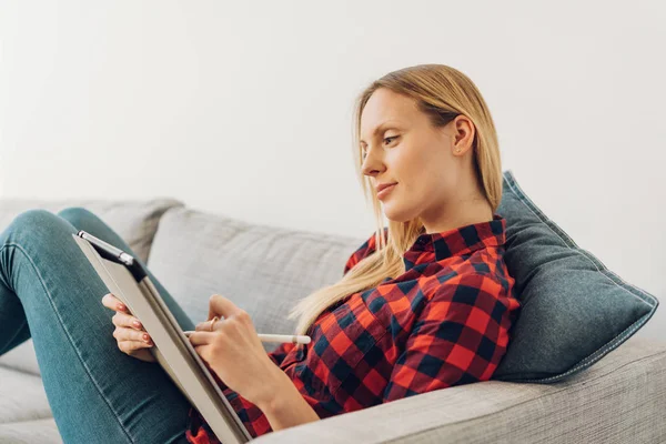 Mujer joven creativa —  Fotos de Stock