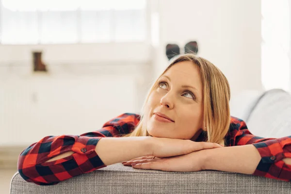 Jonge vrouw ontspannen — Stockfoto