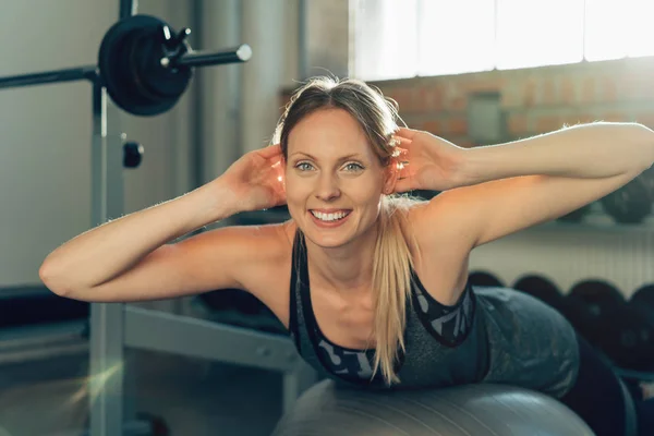 Lächelnde aktive, fitte junge Frau — Stockfoto