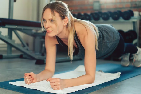 Determined fit woman exercising — Stock Photo, Image