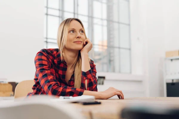 Attraktive junge Frau — Stockfoto