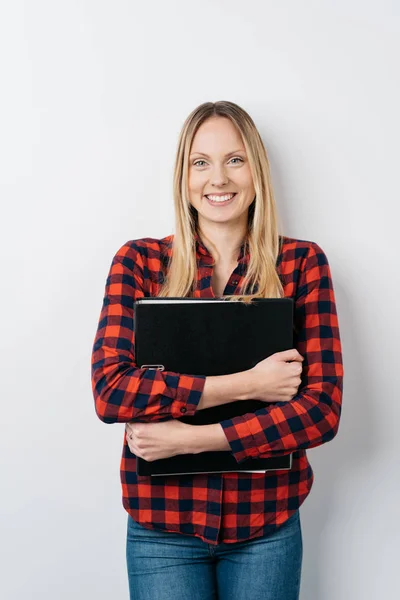 Glückliche, freundliche junge Frau — Stockfoto