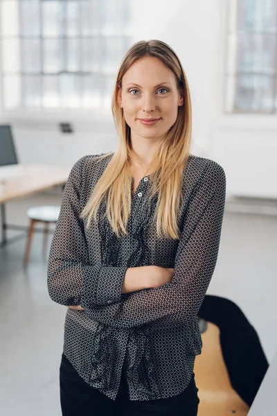 Selbstbewusste attraktive junge Geschäftsfrau — Stockfoto