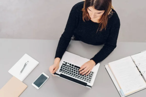 Pengusaha wanita duduk bekerja pada laptop — Stok Foto