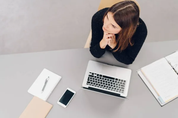 Geschäftsfrau sitzt und beobachtet etwas — Stockfoto