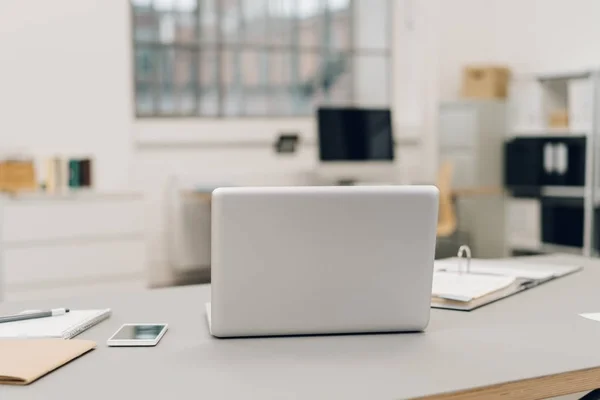 Mesa Oficina Vacía Con Computadora Portátil Papeleo Oficina Moderna Espaciosa —  Fotos de Stock