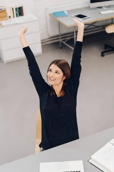 Tevreden zakenvrouw die zich uitstrekt — Stockfoto
