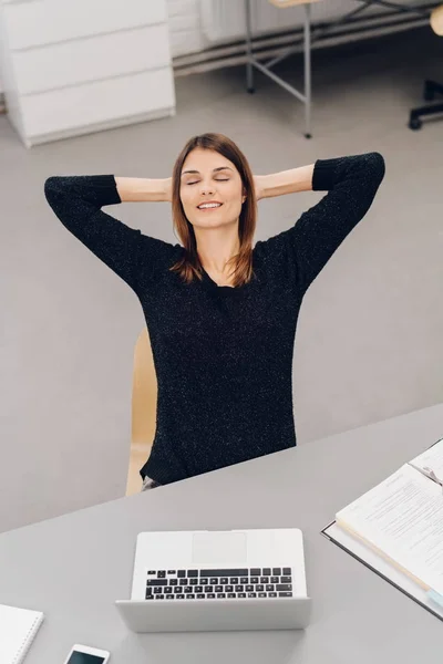 Zakenvrouw ontspannende haar ogen sluiten — Stockfoto