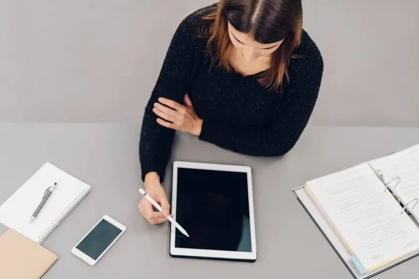 Pengusaha wanita yang bekerja dengan tablet dan pena — Stok Foto