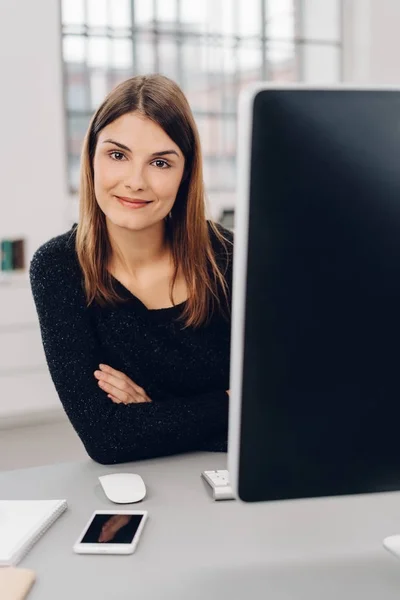 Amable mujer de negocios con una sonrisa atenta —  Fotos de Stock