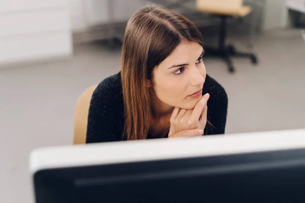 Nachdenkliche Geschäftsfrau sitzt — Stockfoto