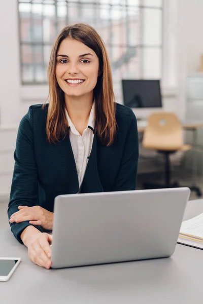 Amistosa mujer de negocios con estilo en un traje —  Fotos de Stock