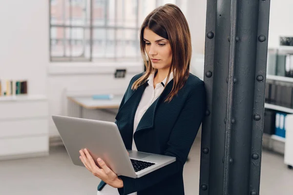 Geschäftsfrau arbeitet an einem tragbaren Laptop — Stockfoto