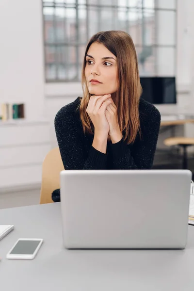 Nachdenkliche Geschäftsfrau starrt — Stockfoto