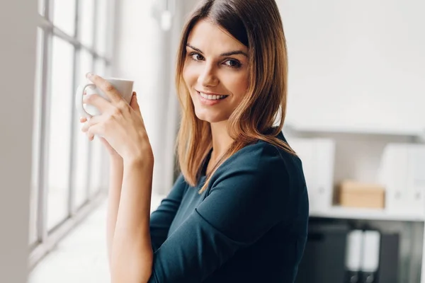 Atrakcyjna kobieta cieszy kubek kawy — Zdjęcie stockowe